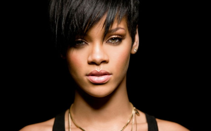 Rihanna krótkie włosy z ostrą ponętną, złotą biżuterią, czarne ubranie