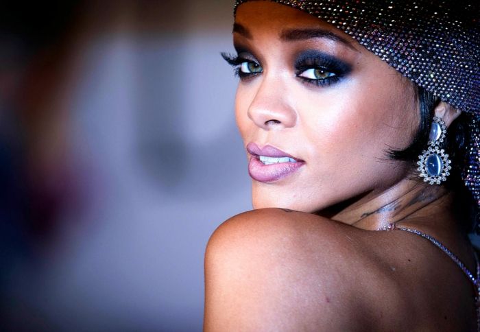 Rihanna kort hår, en frestande bild med intressanta örhängen