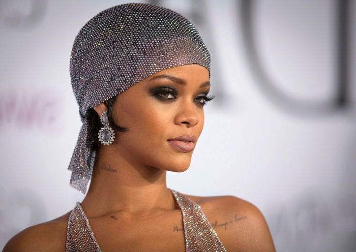 Rihanna kort hår och silvertyg i linje med klänningen