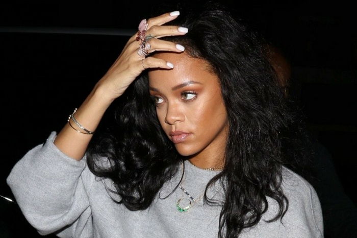 Zdjęcia Rihanna z Paparazzo z wieloma pierścieniami, długimi naturalnymi lokami