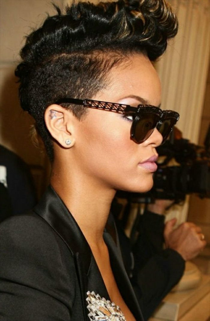 Czarne okulary Rihanna z krótkimi włosami, czarne podcięcie