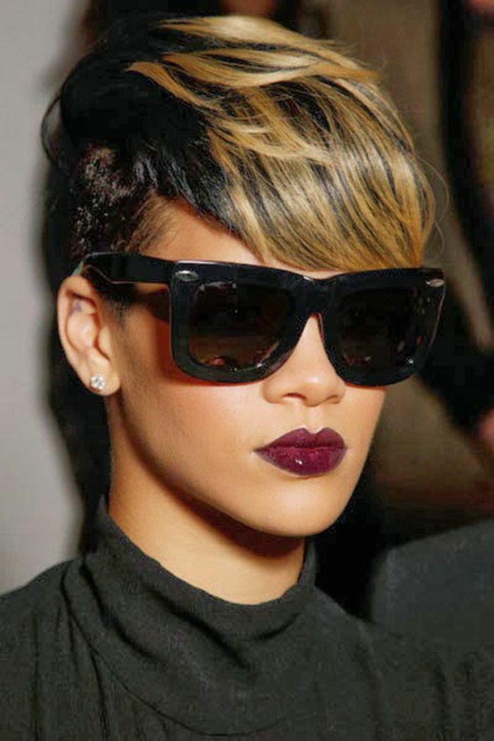 Rihanna kort hår med svarta glasögon och blank röd läppstift