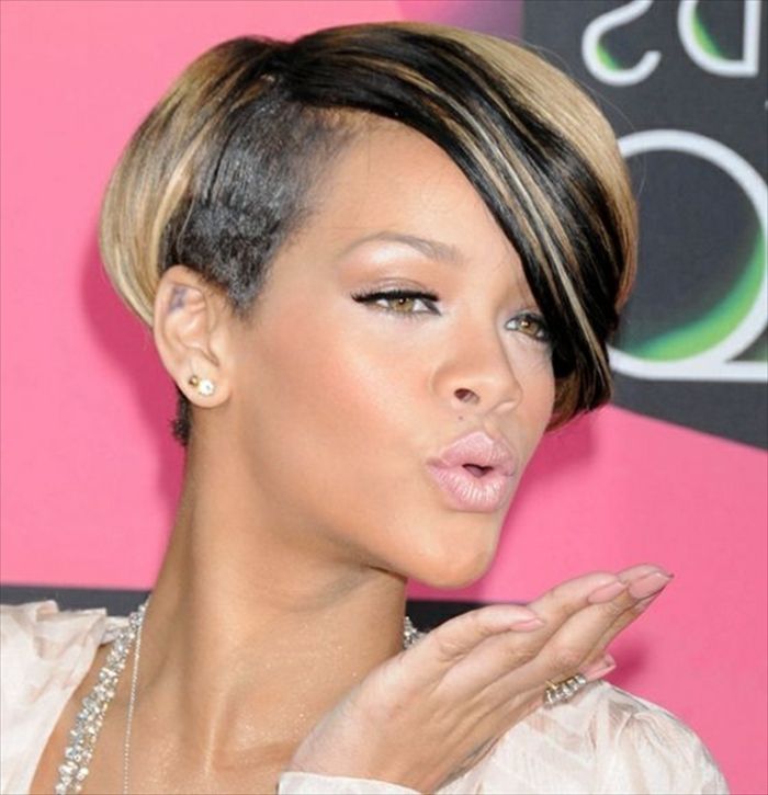 Rihanna, krótka fryzura, dwukolorowa fryzura - czarna i blond, z różową szminką i srebrną biżuterią