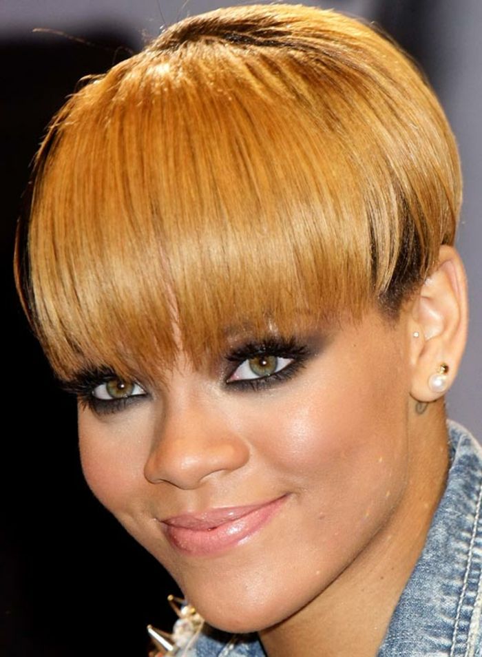 Rihanna - krótkie włosy - piosenkarka nie wygląda na taką z taką gładką blond fryzurą