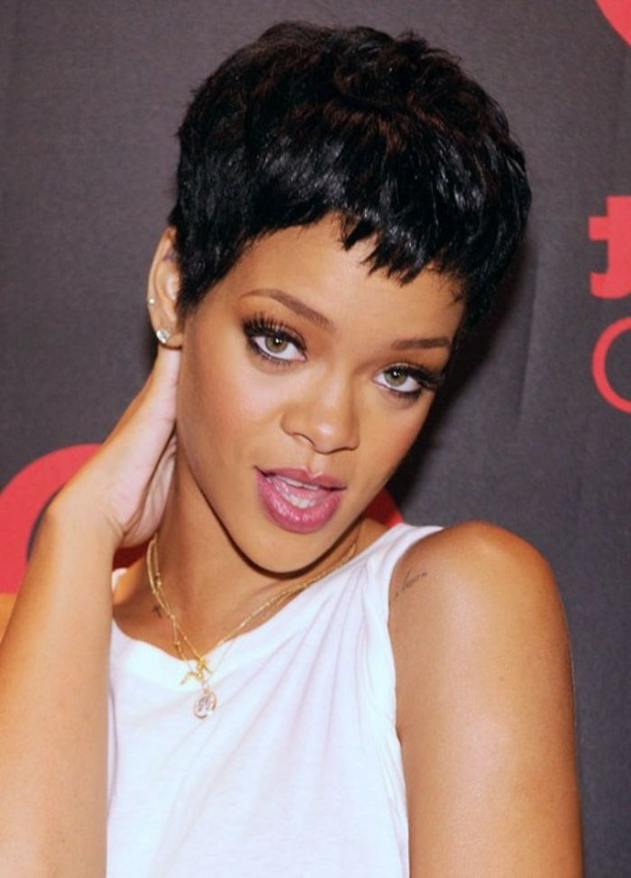 Rihanna kort hår - vit blus, gyllene smycken mycket kort och lockigt