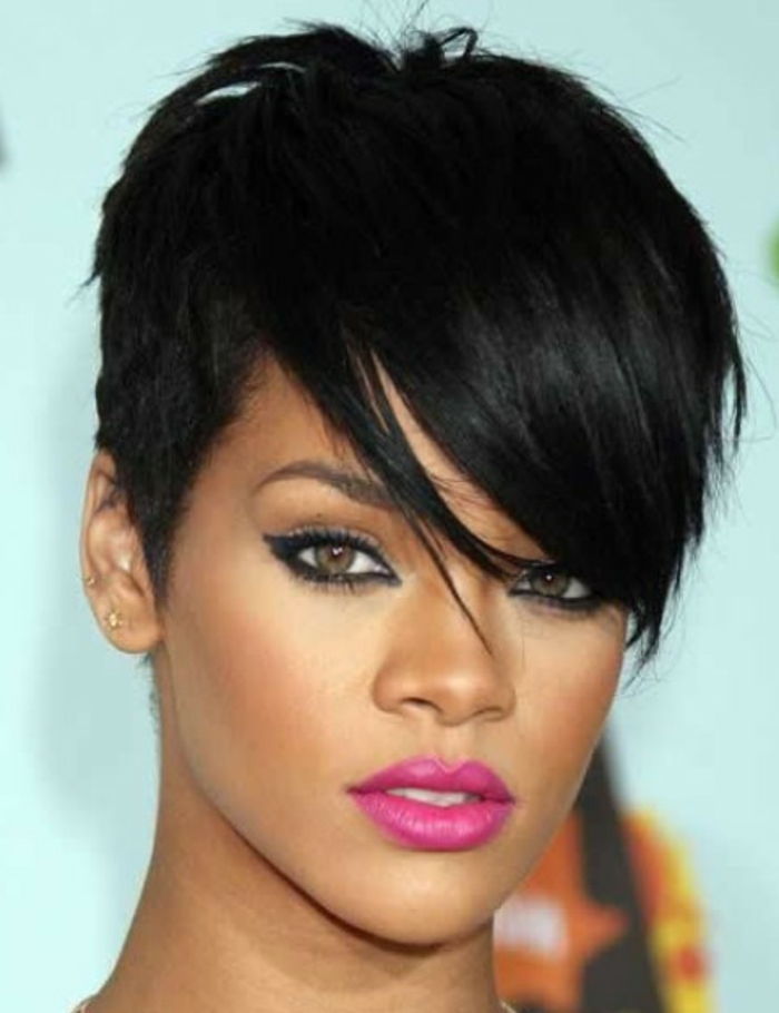 Rihanna krótkie włosy z czarną grzywką i różową szminką, małe kolczyki