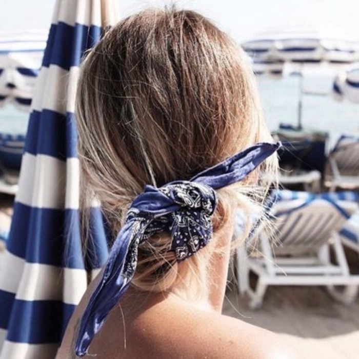 mavi bandana ile plaj, deniz, çalı saç modeli