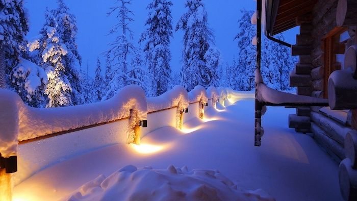 una casa e una terrazza con la neve - una foresta con molti alberi grandi e la notte - belle immagini invernali