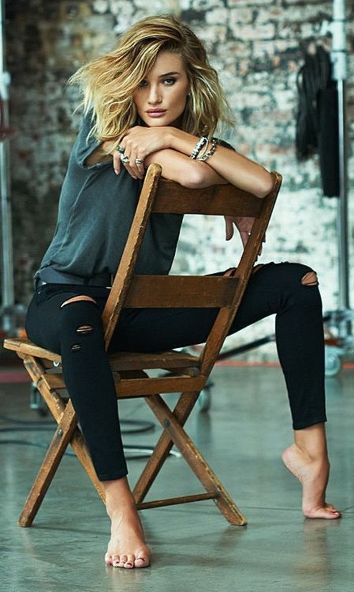 Rosie Huntington-Whiteley-jeans-med härjade-svart-jeans