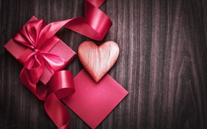 -On-bordade-valentine tapeter rosiga gåvor