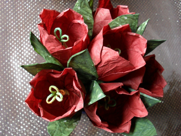 Czerwoni papierowi kwiatów fałdy - fotografia brać od above