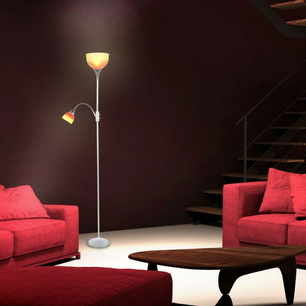 røde sofaer-next-the-gulvlampe