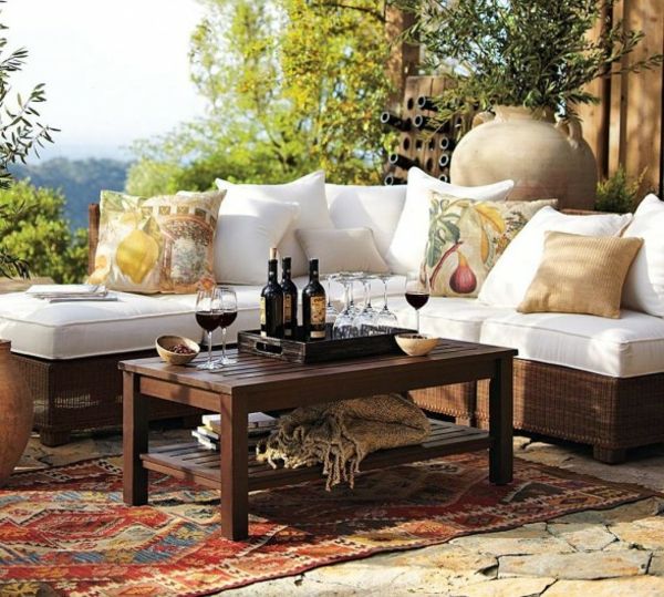 rustikk hagemøbler-sofa-med-hvitt-Throw