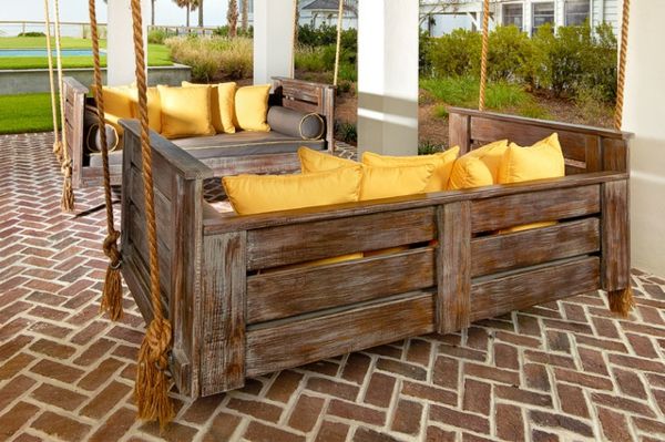 rustikk hagemøbler-sofaer-med-gul-pute