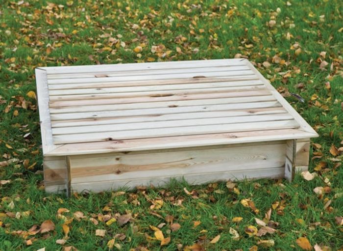 sandkasse-of-wood-white-boards