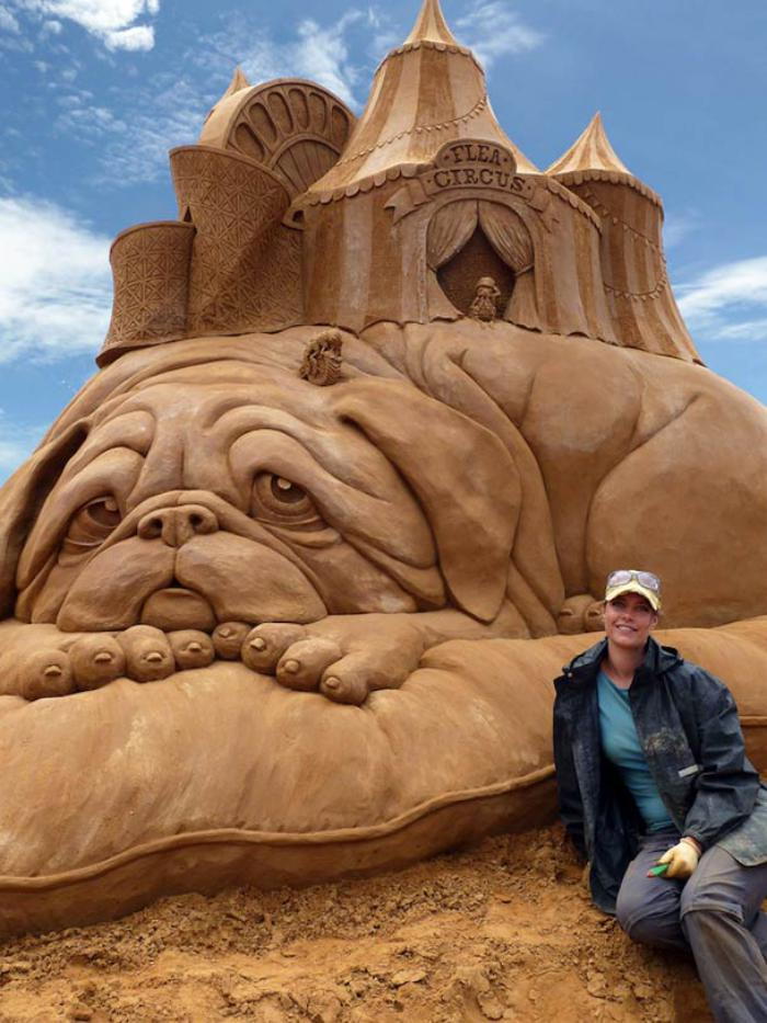 bella scultura della sabbia del Circo sdraiato-on-big-dog