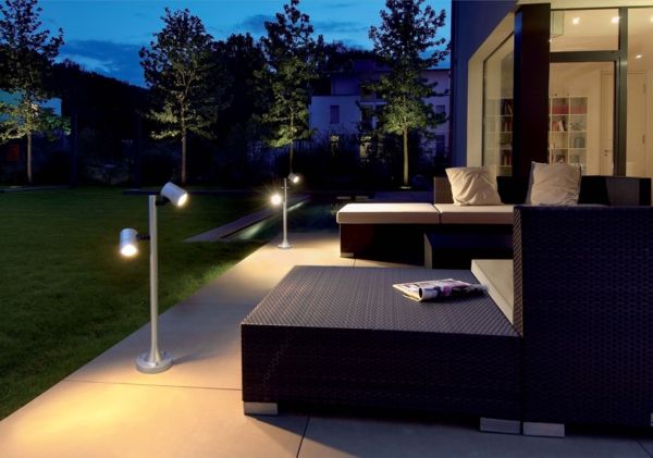 vakker-belysning-i-hagen-eksteriør-design-ideer-lounge møbler-hage lampe