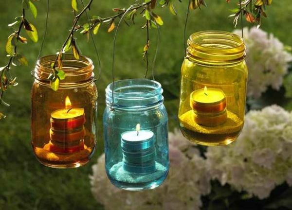 krásne-záhradné nápady-sviečky-v-okuliare-rôzne farby