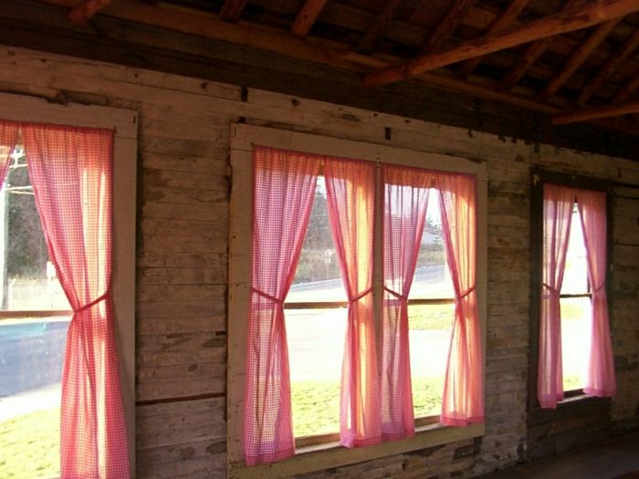 Krásna kockovaný závesy-country-style malé okno drevený domček