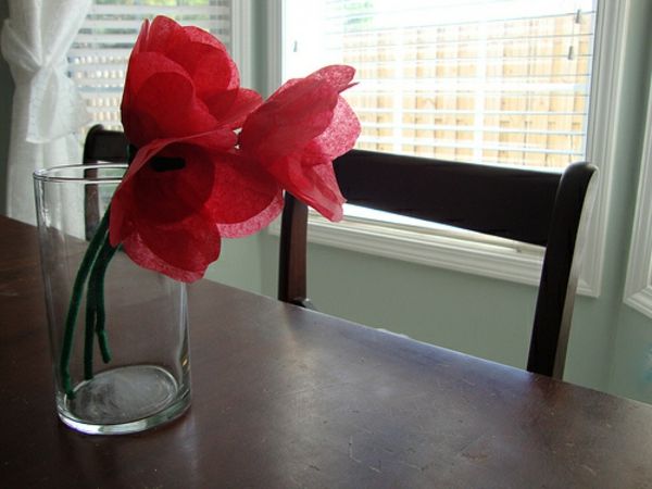 piękny-różowy-tulipan-samodzielnie-na drewnianym stole
