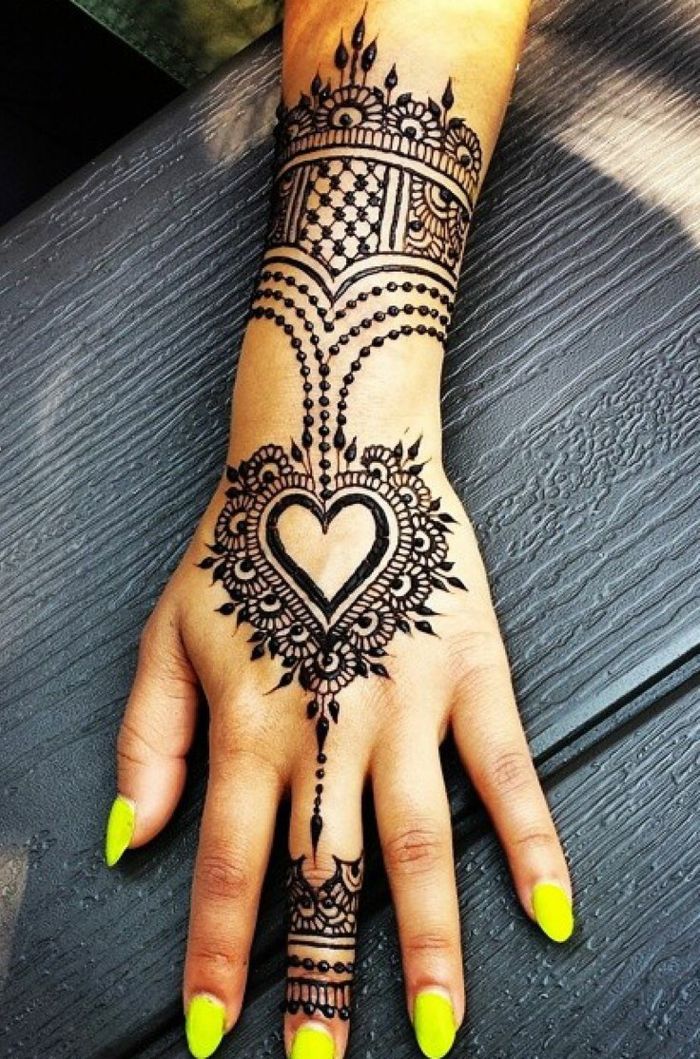 tatuagem, motivos, mulher, decente, tatuagem, henna, ligado, a, mão, de, um, mulher bonita, quadro, unhas amarelas