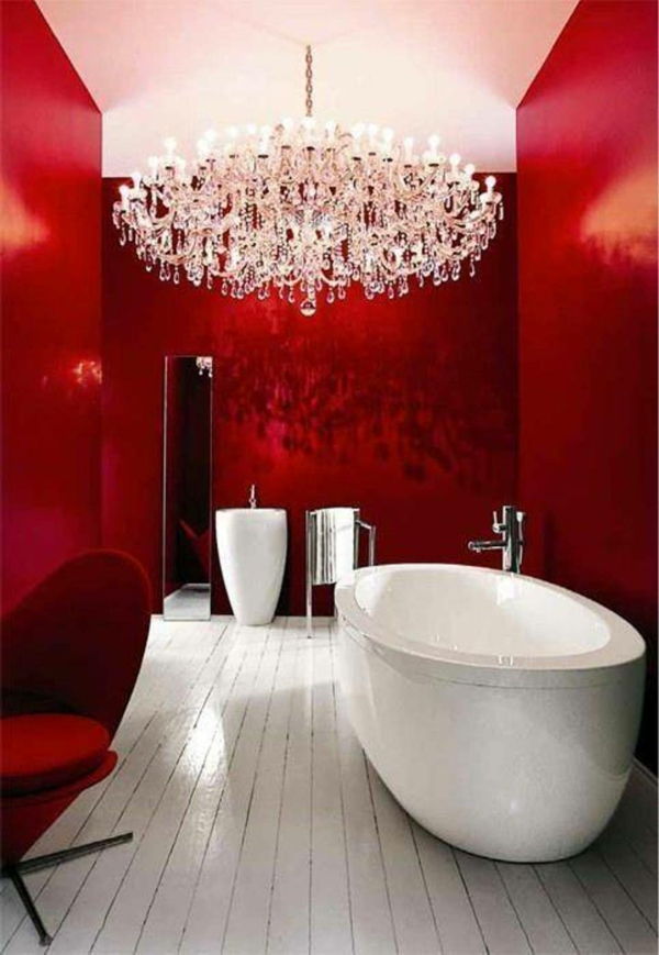 prachtige-muur-kleur-rood-badkamer-met-een-badkuip, glazen kroonluchter
