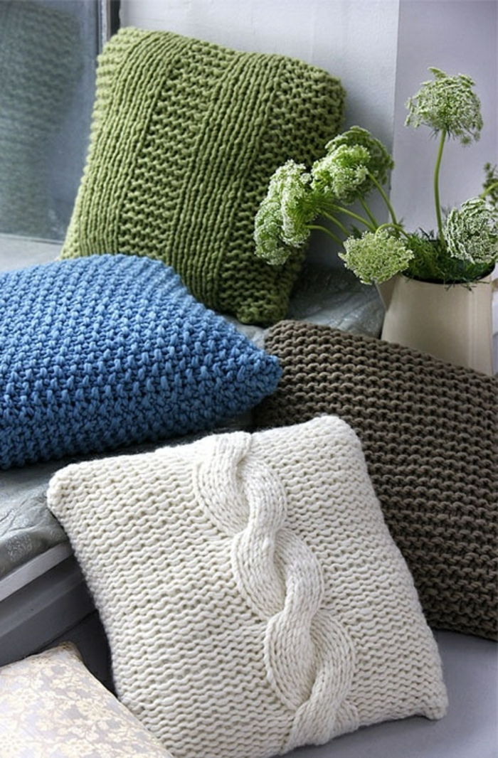 Lepo, pletene Različni modeli blazine zeleno-modro-belo-rjava-pletene-pleteni vzorec
