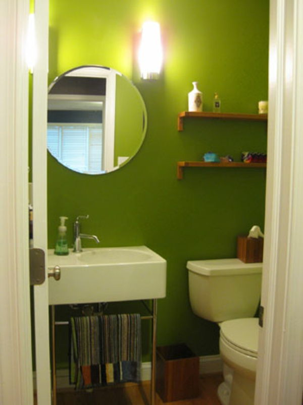 lepo-živi-sten-barva-v-kopalnici-zeleno okroglo ogledalo in umivalnik