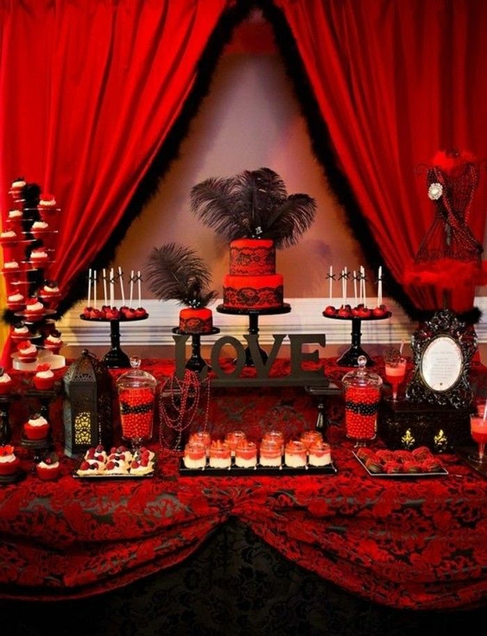 elegantna miza dekoracijo ideje-v-črno-rdeče-s-perja-kot-naglasom