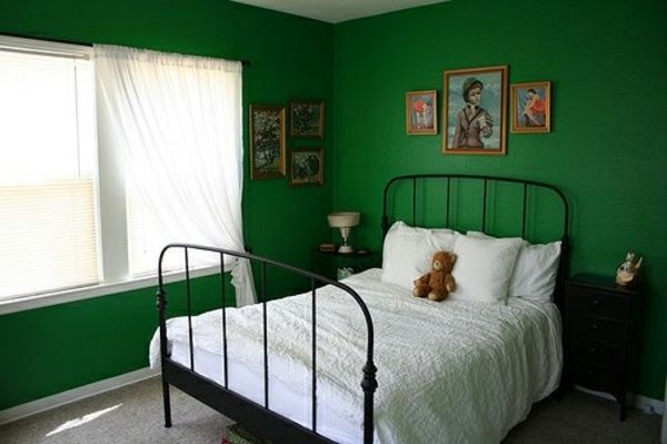 spalnica ozadje zelene bele zavese in slike na steni