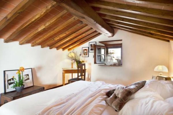 schlafzimmer_mansarda-s dreveným strechou a bielych stien