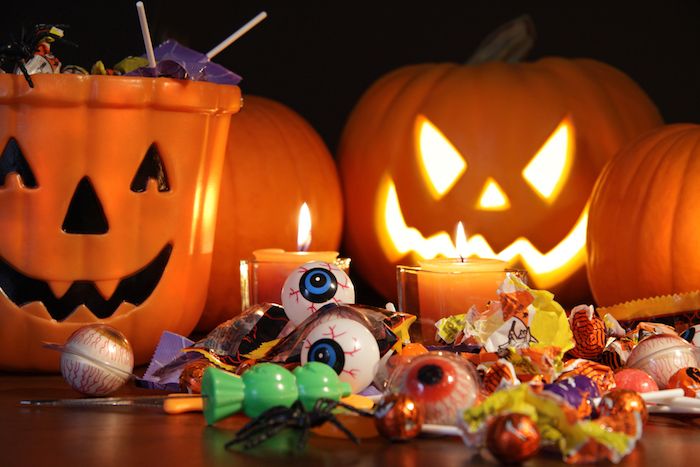 Halloween bakgrund - påsarna med godis och Jack O.'Lantern Kürbisse 