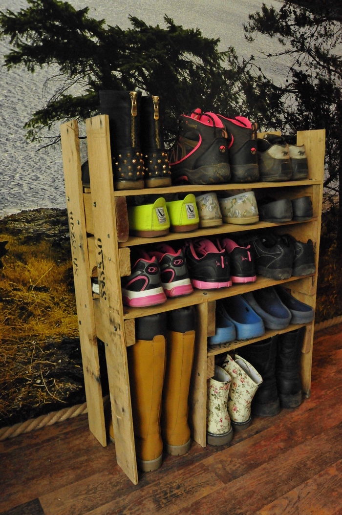 vybudovať polici na topánky sami - vlastný drevený topánok na topánky s farebnými topánkami