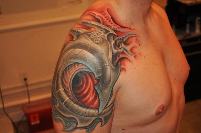 pečių tatuiruotė, žmogus su realistine trimatėmis tatuiruotėmis