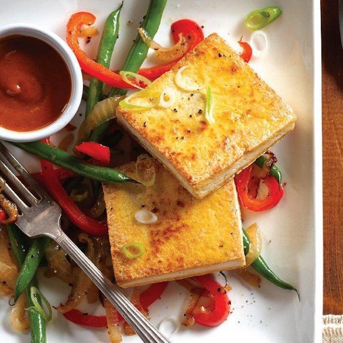 skvelé recepty s tofu vegánskym syrom recepty na grile opálené hrachovou paprikou paradajková omáčka a cibuľa