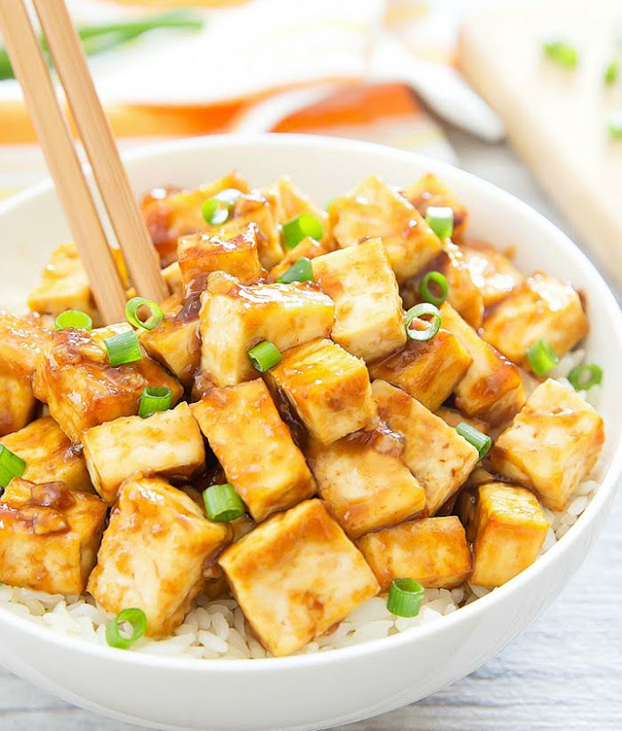 Seidenofu recept na skúšku marinované tofu s ryžou a čerstvou cibuľou zelené listy misy cez biele