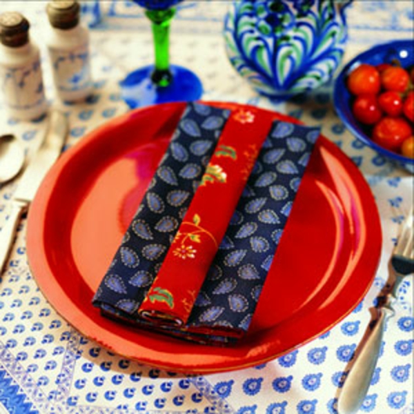 dekoracija-rdeče-in-modro-prtiček združujejo gub božič