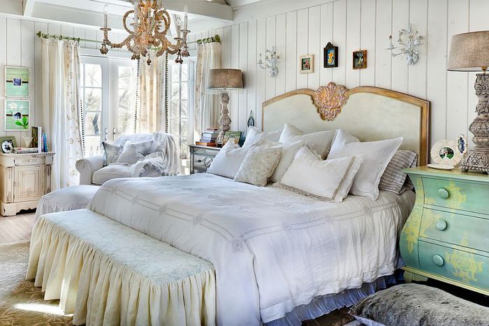 spalnica v preteklih pastelnih barvah, pohištvo iz lesa