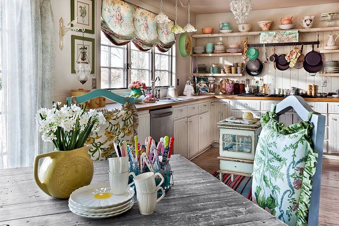 lahka kuhinja, leseno pohištvo, cvetlični vzorci, dekorativni elementi