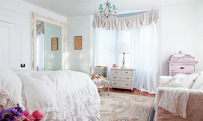 Shabby elegantna spalnica v beli in roza, leseno pohištvo