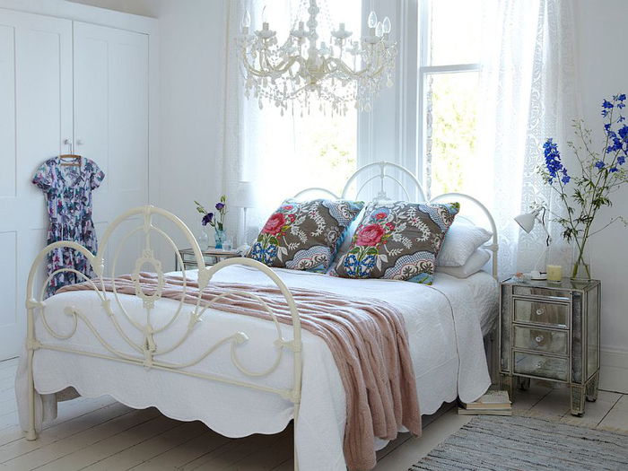 utrjene elegantne spalnice, pastelne barve, blazine z vrečkami cvetja