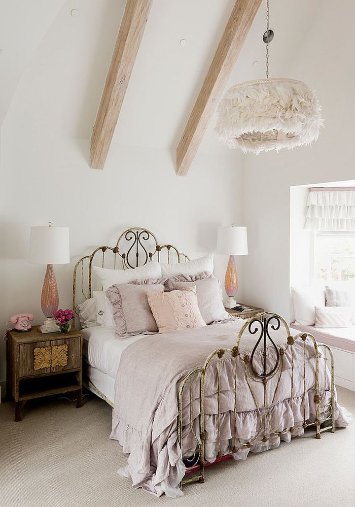 lahkotna elegantna spalnica v pastelnih barvah, lestenci s perjem