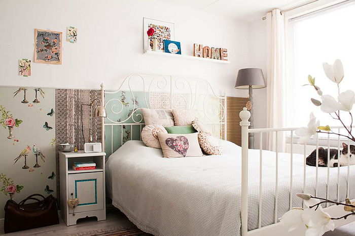 Shabby elegantna spalnica v pastelnih barvah, dekoemembered, cvetlični vzorec