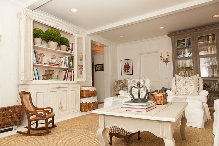 zložljivo elegantno pohištvo, dnevna soba v pastelnih barvah, beli naslanjači