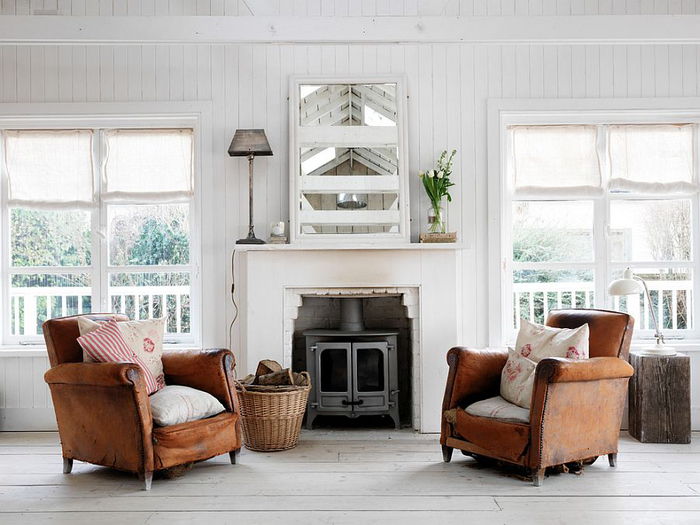 Shabby elegantna dnevna soba, usnjeni naslonjač, ​​bele stene