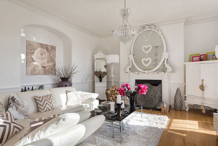 zastekljena elegantna dnevna soba v pastelnih barvah, dekorativni elementi