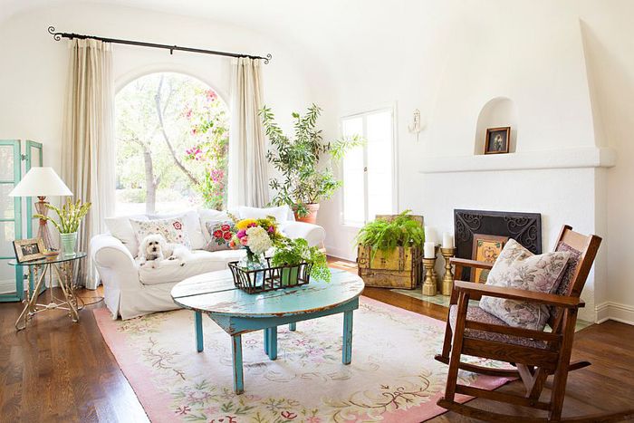 Shabby elegantna dnevna soba, pastelne barve, leseno pohištvo, kavč v beli barvi