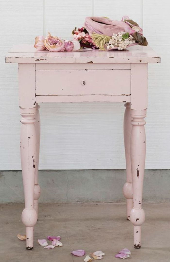 Shanty chic nightstand v roza, sledi obrabe, rože