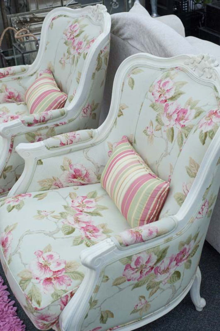 zložen eleganten fotelj z cvetličnim motivom, pastelne barve, metanje blazine