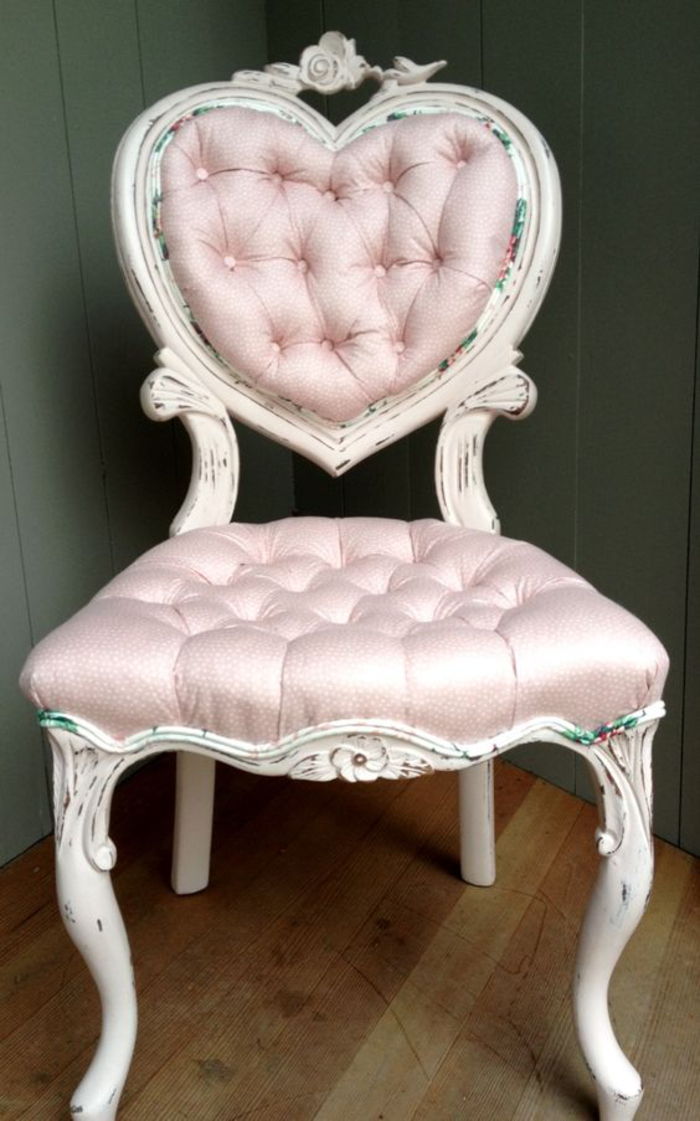 zložen eleganten fotelj, roza, z znaki obrabe, obliko srca